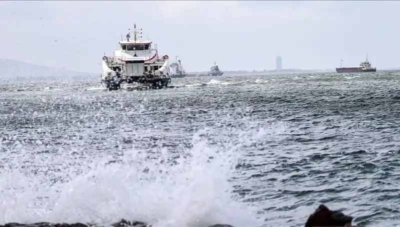 İzmir'de Vapur Seferlerine Fırtına Engeli: Yolcuların Alternatif Çözüm Arayışı