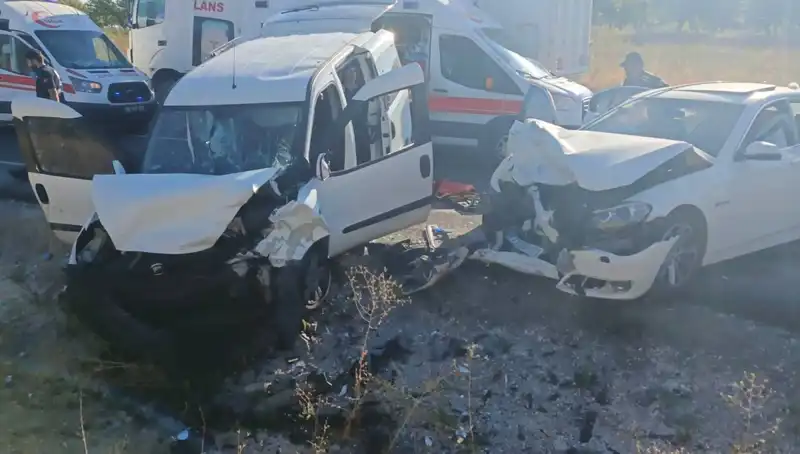 Nevşehir'de Faciaya Ramak Kaldı: 14 Yaralı Trafik Kazası!