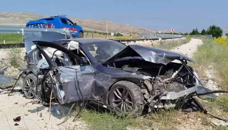 Sivas'ta İki Ayrı Trafik Kazasında 9 Kişi Yaralandı!