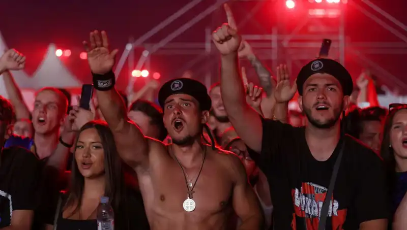Thompson’un Konserinde Nazi Selamı Skandalı Gündemi Sarsıyor
