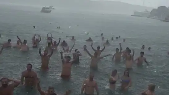İstanbul Bebek'te Yağmura Rağmen Denize Giren Cesur Yürekler