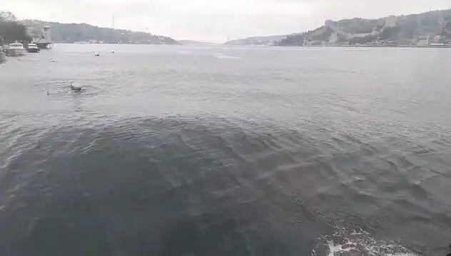 İstanbul Boğazı’nda Dalgalar Yükseliyor: Doğa Olayı Büyüleyici Görüntüler Sunuyor