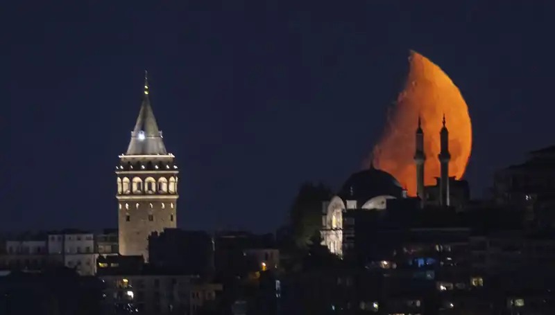 İstanbul'da Yarım Ay Geceye Nefes Kesen Güzellikte Pırıltılar Saçtı
