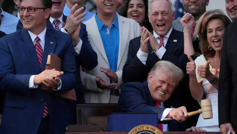 Trump, "Büyük ve Güzel Yasa Tasarısı"nı İmzaladı: ABD'nin Geleceği İçin Neler Değişecek?