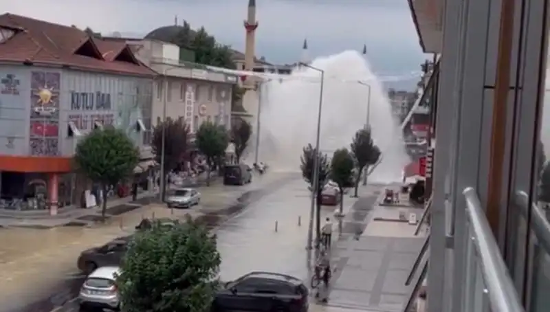 İçme Suyu Hattı Patladı: Şehirde Su Fışkırması İle Panik Anları
