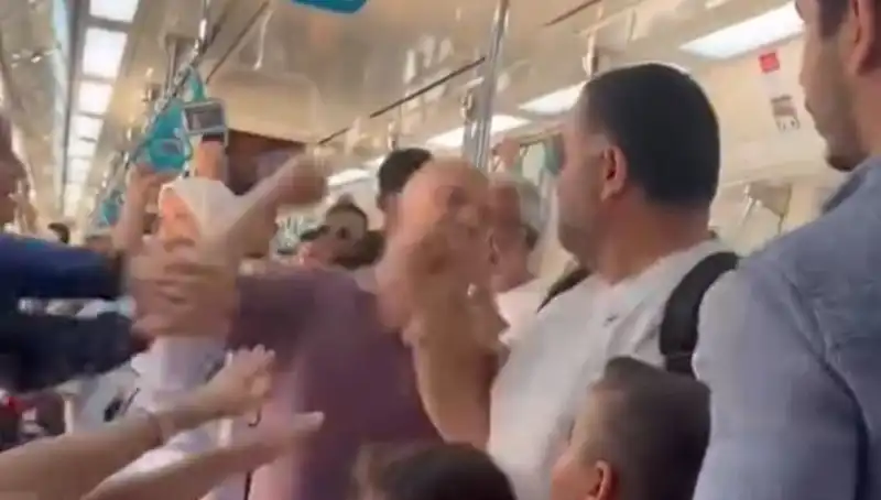 Marmaray’da Yüzlerce Yolcunun Gözleri Önünde Yumruklu Kavga!