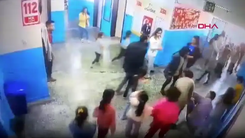 Okulda Bayılan Öğrenciyi Müdür Yardımcısı Kurtardı: O Anlar Anbean Kaydedildi